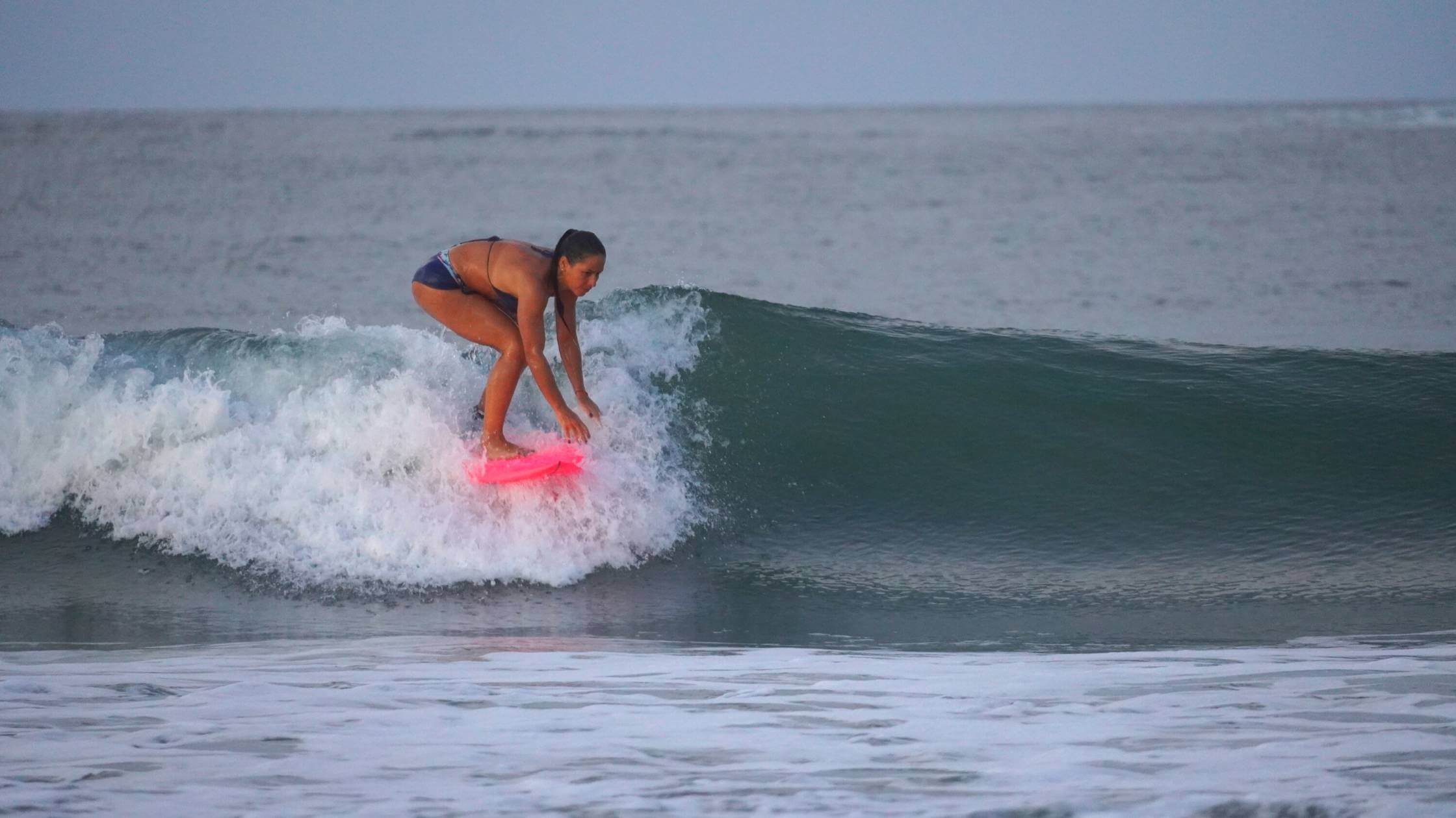 Como subir na prancha de surf? Aprenda a dropar!